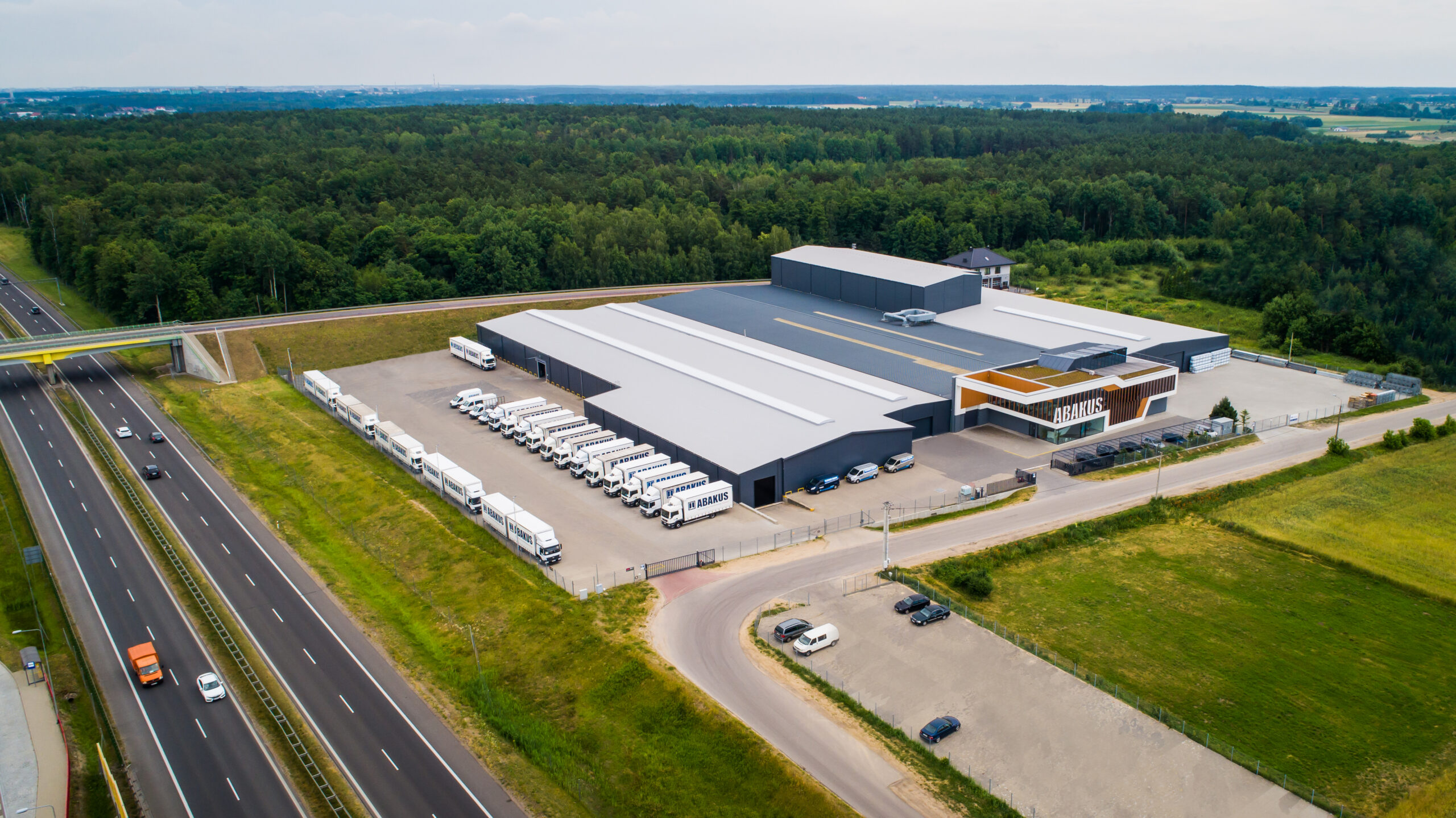 Jak działa jeden z największych parków maszynowych w Europie Abakus Okna S.A.?