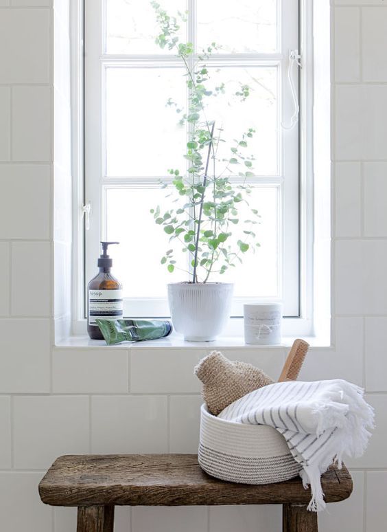 łazienka w stylu skandynawskim, dekoracja łazienki, rośliny w łazience