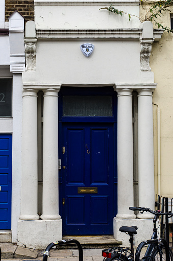drzwi gnieźnieńskie, słynne drzwi, tajemne drzwi, drzwi szatan z siódmej klasy, niebieskie drzwi w londynie, drzwi gnieźnieńskie ciekawostki, drzwi gnieźnieńskie gdzie się znajdują, słynne drzwi w londynie, słynne drzwi gnieźnieńskie, znikające drzwi szatan z siódmej klasy, kolorowe drzwi w londynie, okna i drzwi w londynie, drzwi gnieźnieńskie animacja, drzwi gnieźnieńskie symbolika, drzwi gnieźnieńskie definicja, drzwi gnieźnieńskie co przedstawia, drzwi gnieźnieńskie prezentacja, historia zaginionych drzwi szatan z siódmej klasy w punktach, kto ukradł drzwi szatan z siódmej klasy, napis na drzwiach szatan z siódmej klasy, szatan z siódmej klasy gdzie były drzwi