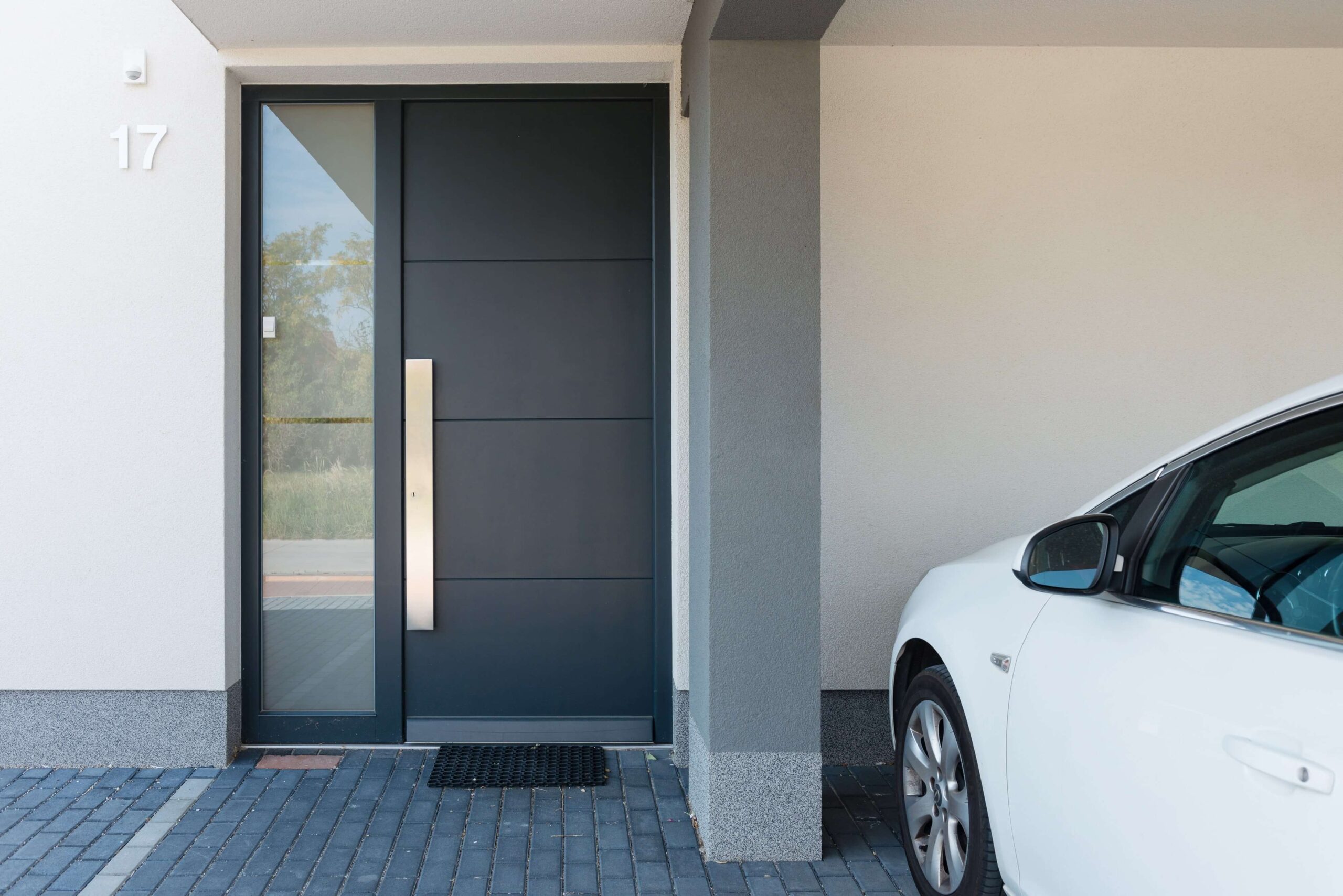 Drzwi zewnętrzne – z drewna, PVC a może aluminium? Które wybrać?